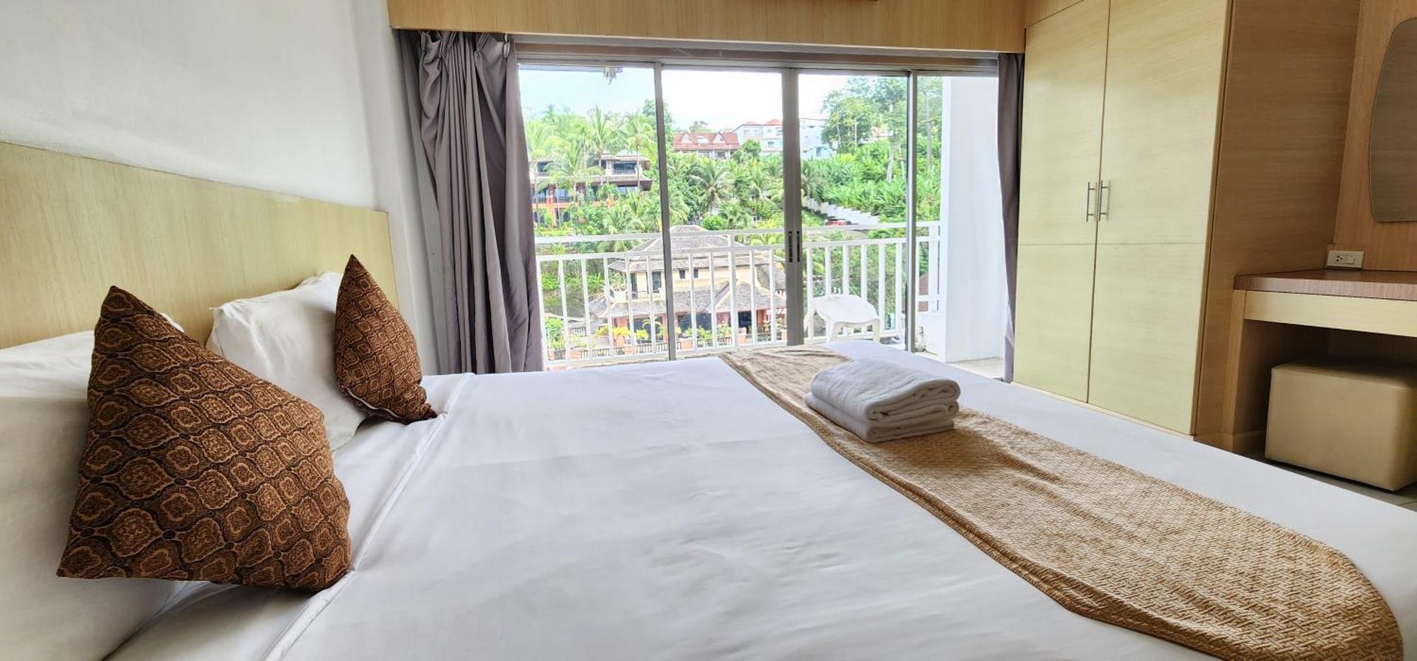 Eden Park Hotel Patong Bagian luar foto