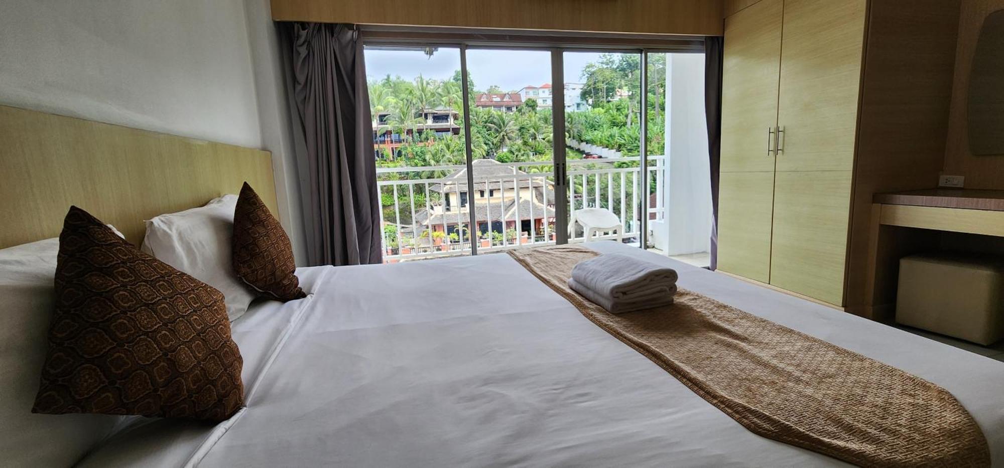 Eden Park Hotel Patong Bagian luar foto