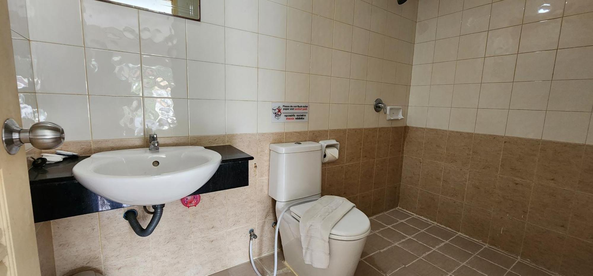 Eden Park Hotel Patong Bagian luar foto