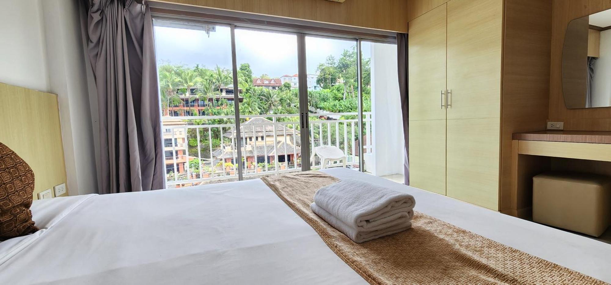 Eden Park Hotel Patong Bagian luar foto