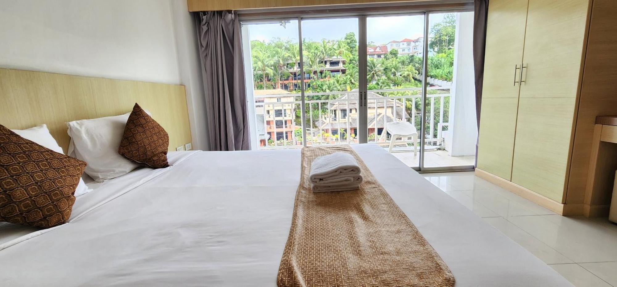 Eden Park Hotel Patong Bagian luar foto