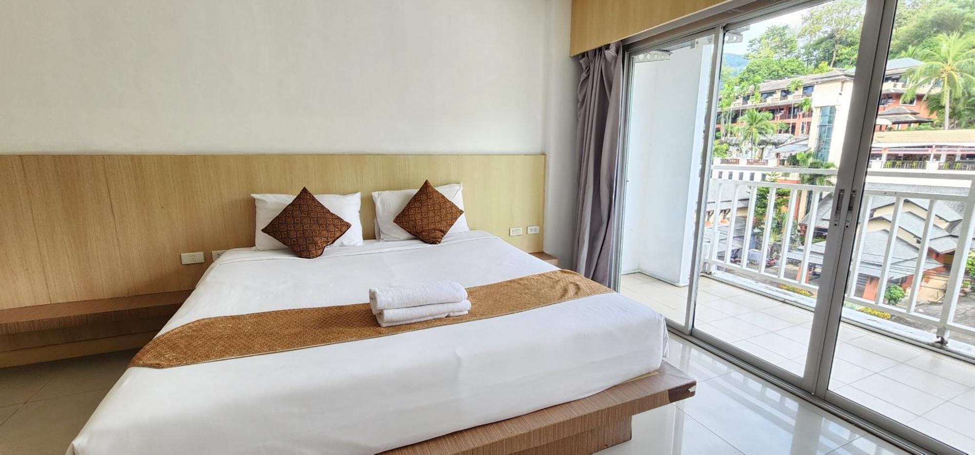 Eden Park Hotel Patong Bagian luar foto