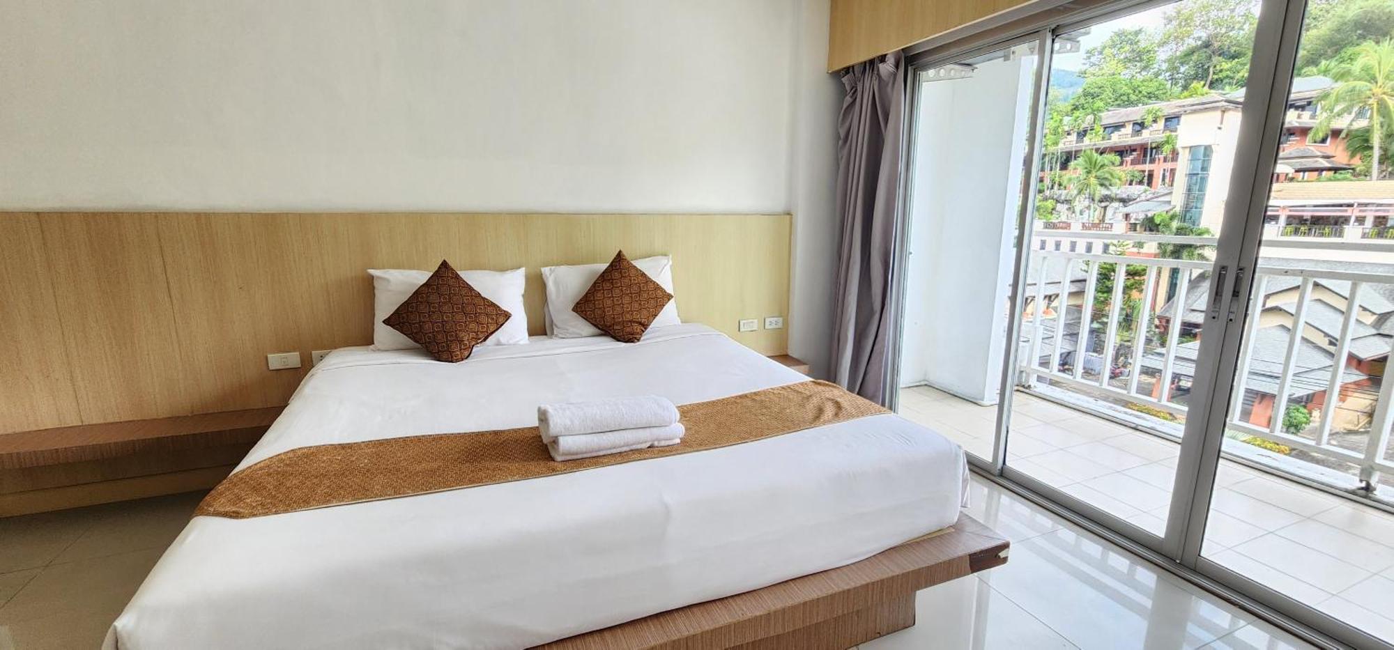 Eden Park Hotel Patong Bagian luar foto