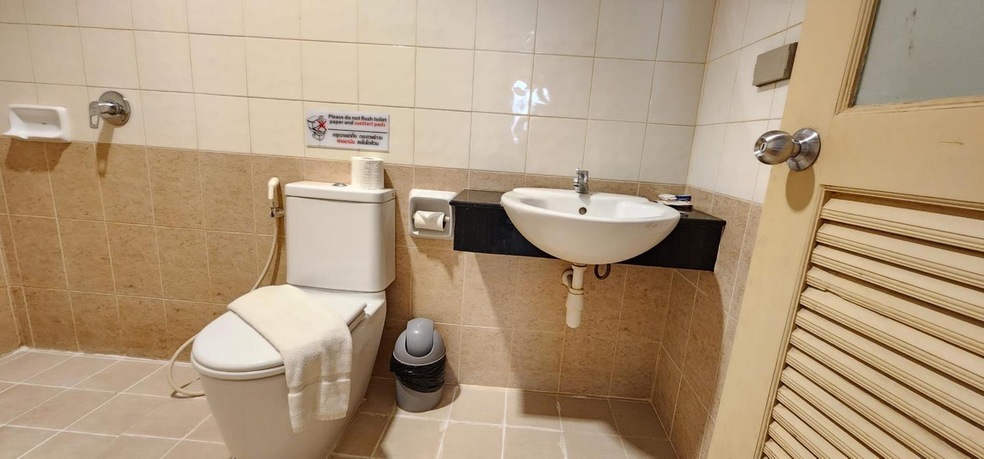 Eden Park Hotel Patong Bagian luar foto