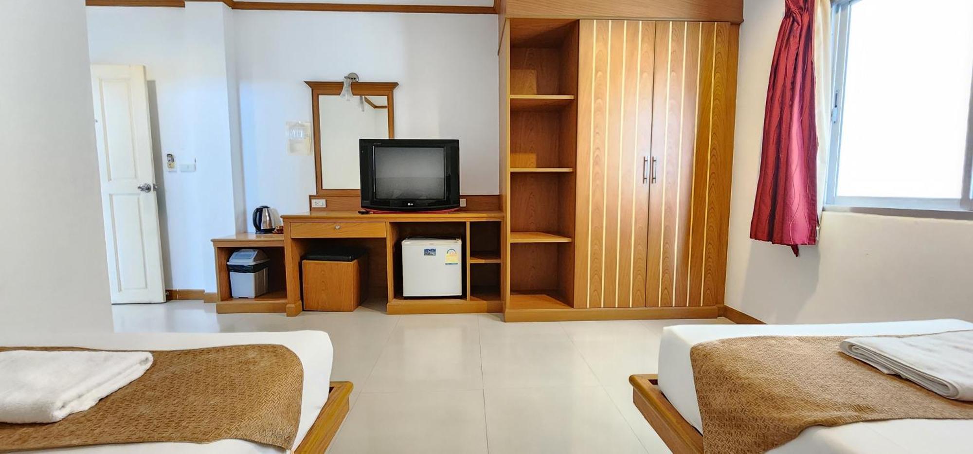 Eden Park Hotel Patong Bagian luar foto