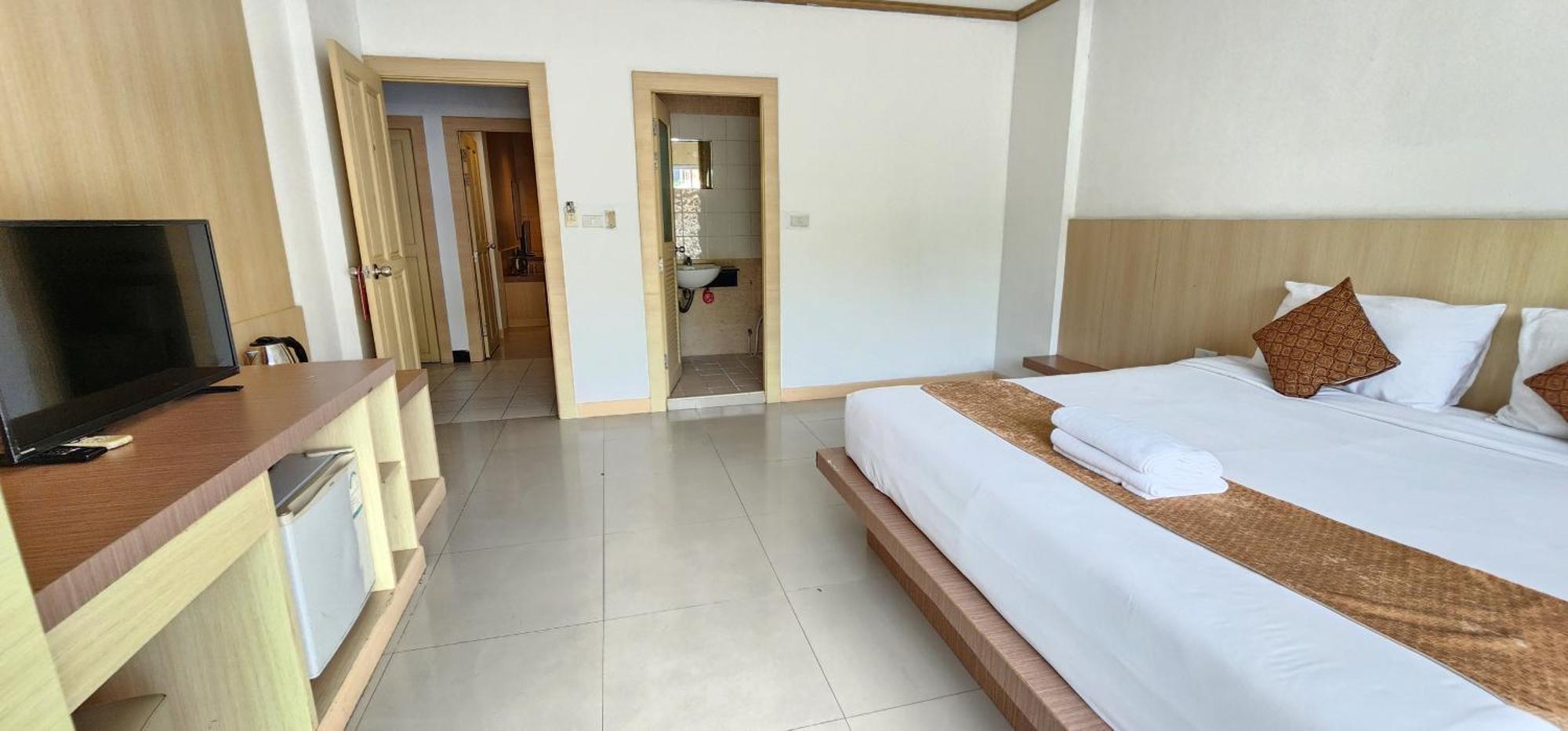 Eden Park Hotel Patong Bagian luar foto