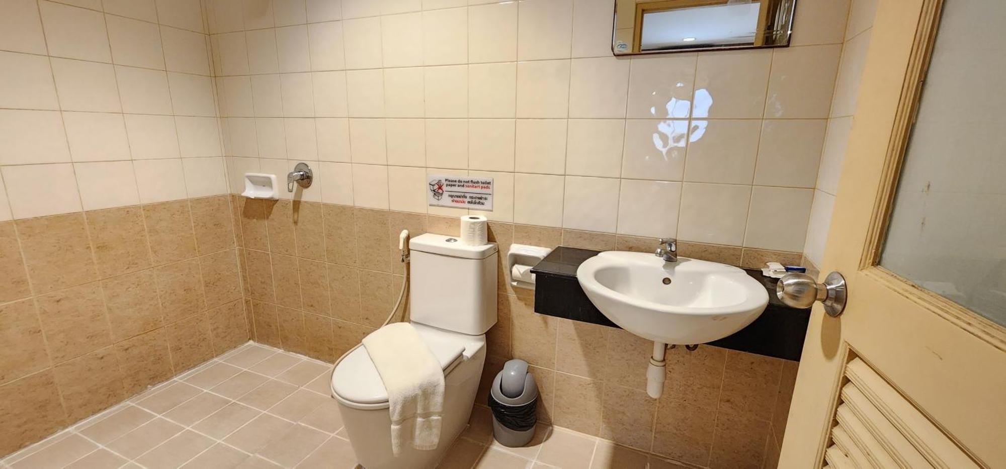 Eden Park Hotel Patong Bagian luar foto