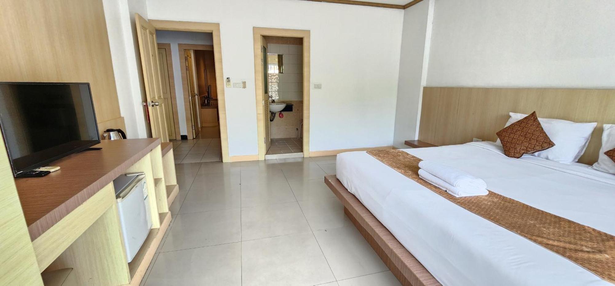 Eden Park Hotel Patong Bagian luar foto