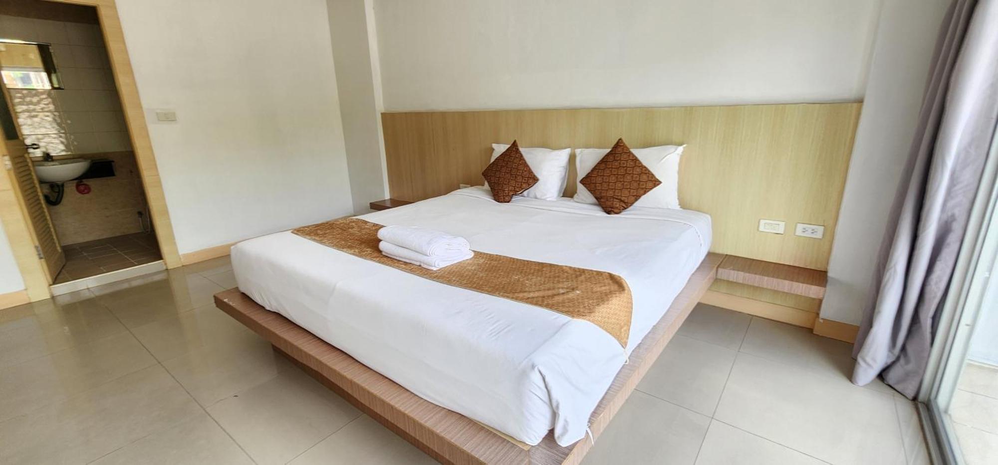Eden Park Hotel Patong Bagian luar foto