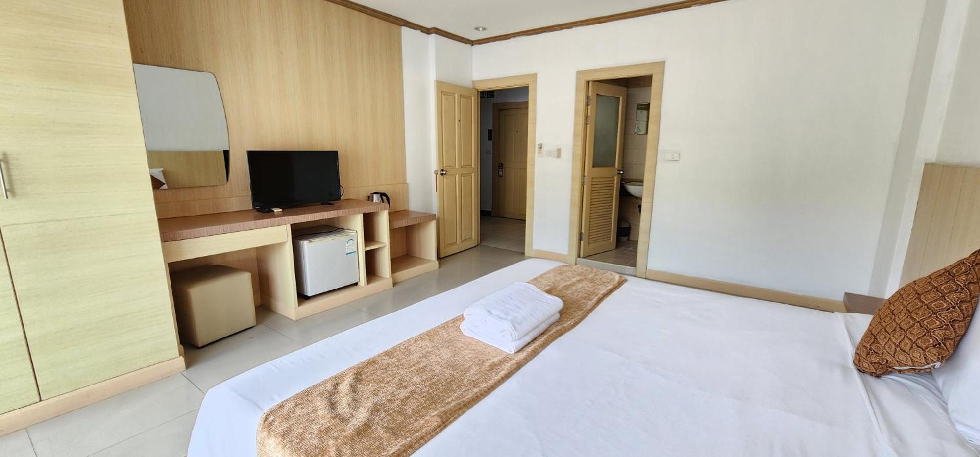 Eden Park Hotel Patong Bagian luar foto