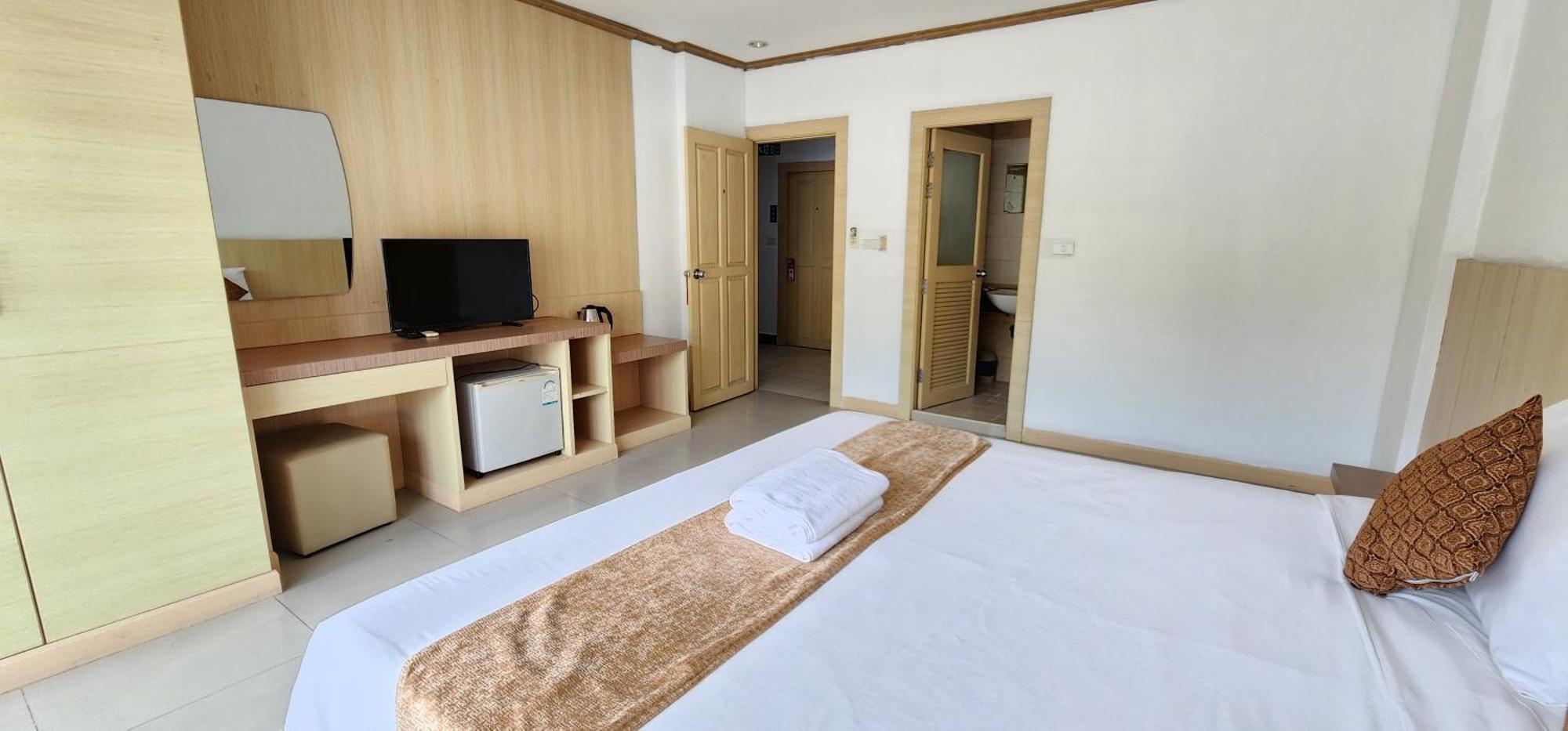 Eden Park Hotel Patong Bagian luar foto