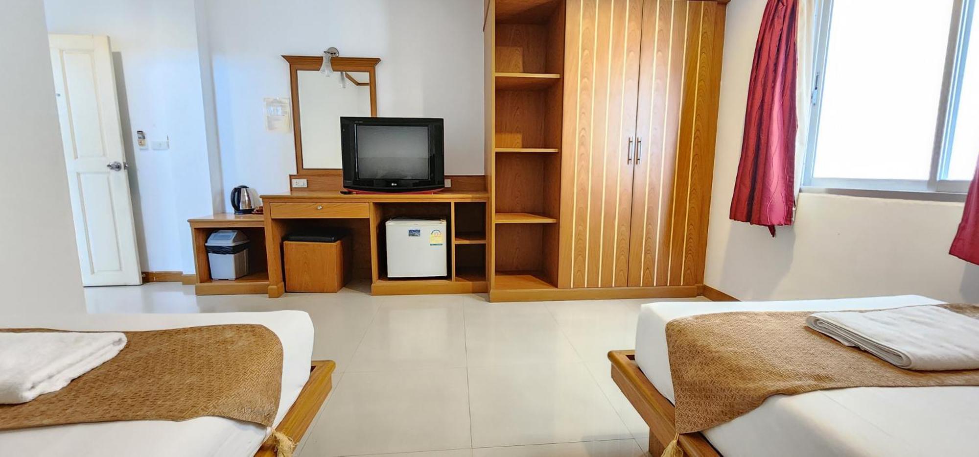 Eden Park Hotel Patong Bagian luar foto