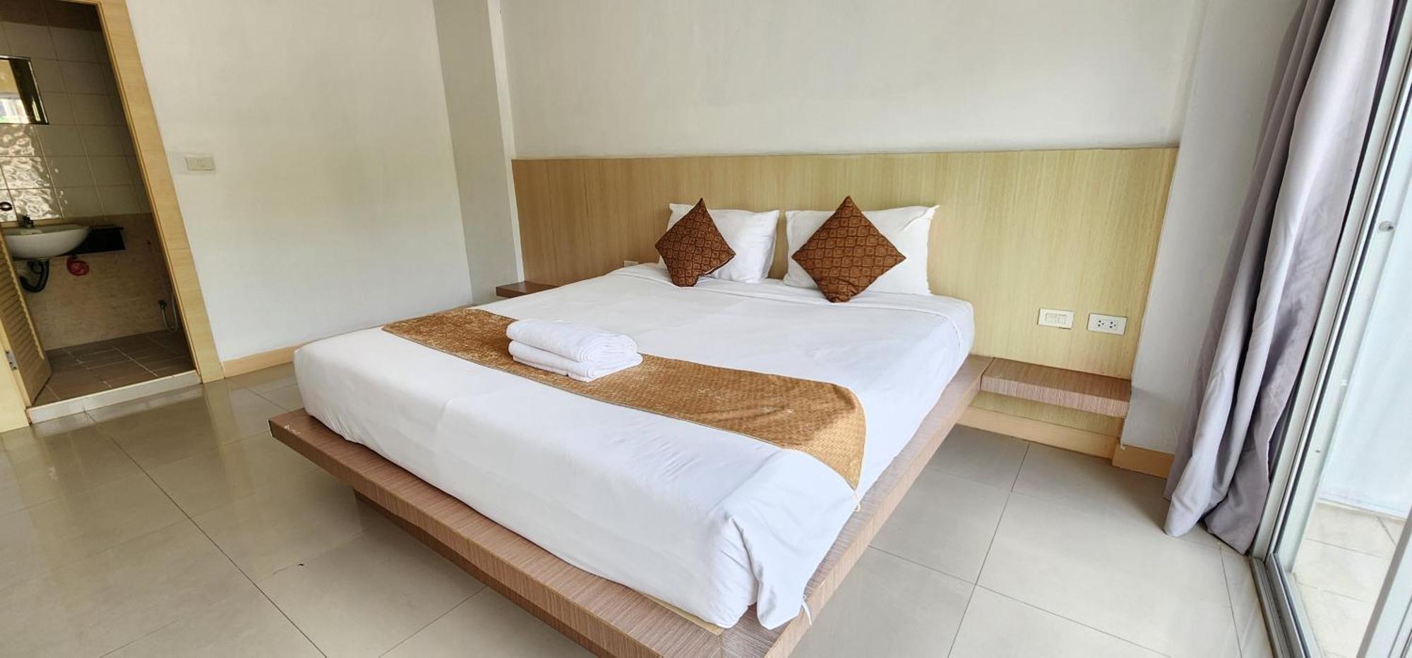 Eden Park Hotel Patong Bagian luar foto