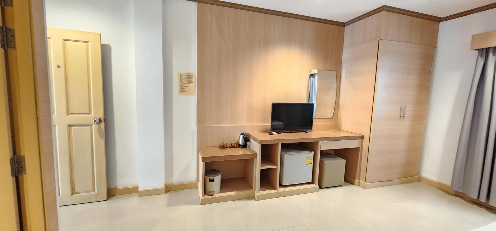 Eden Park Hotel Patong Bagian luar foto