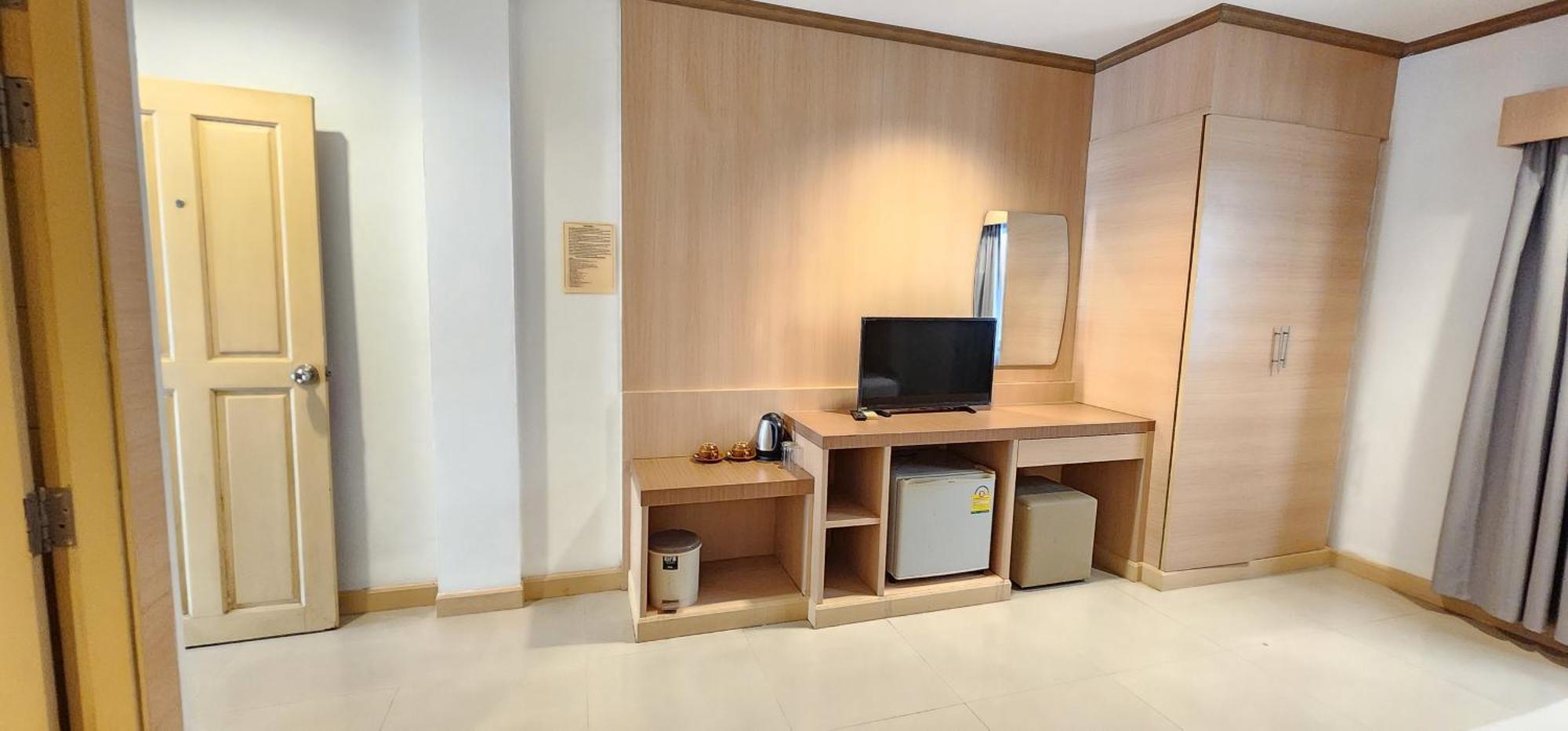 Eden Park Hotel Patong Bagian luar foto
