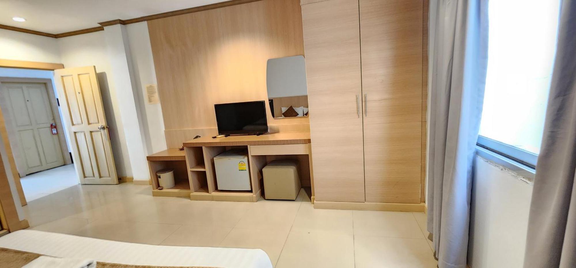 Eden Park Hotel Patong Bagian luar foto