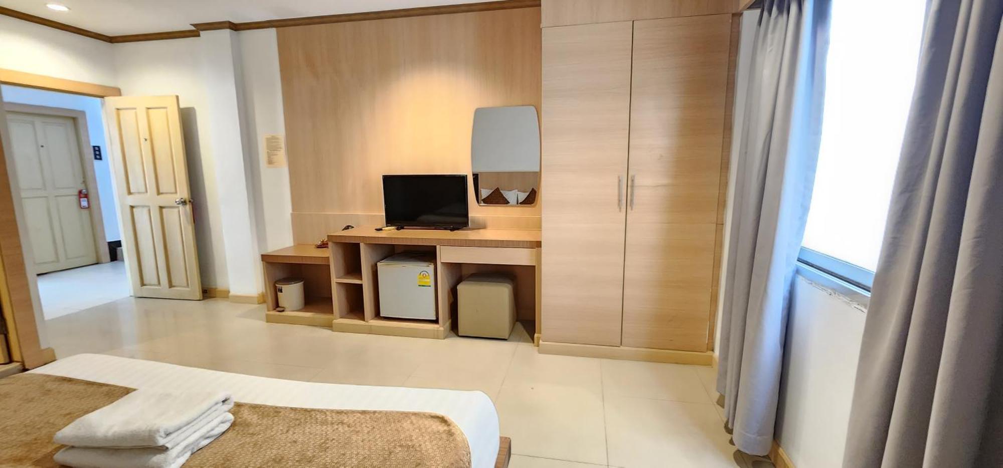 Eden Park Hotel Patong Bagian luar foto