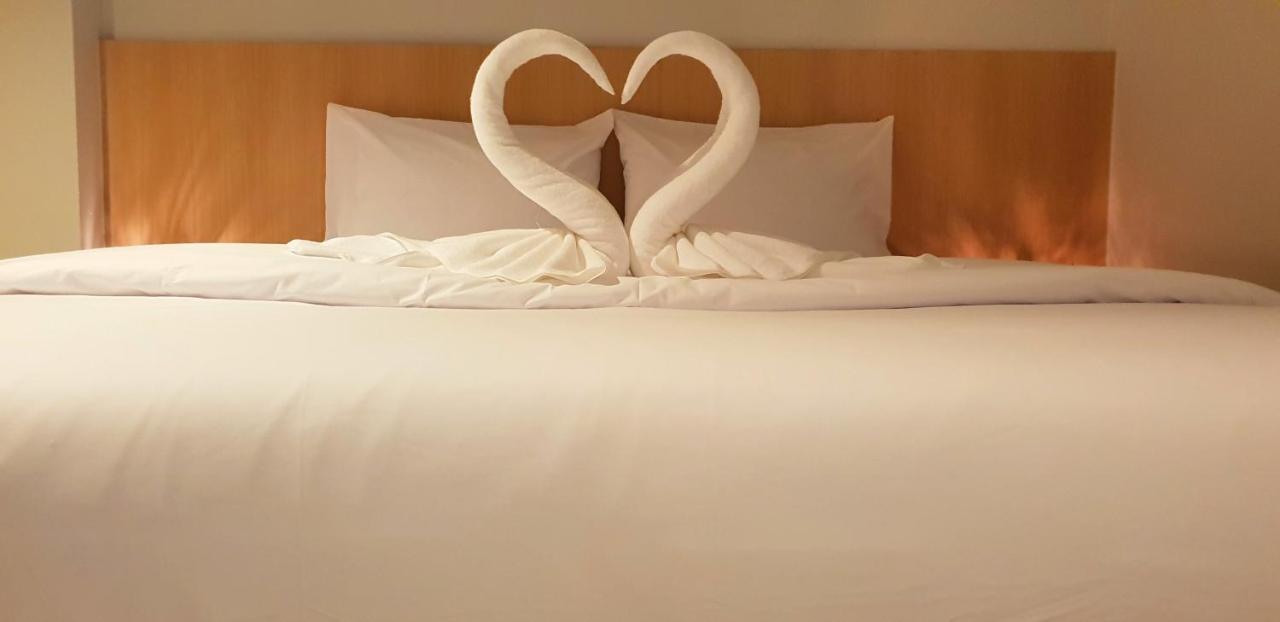 Eden Park Hotel Patong Bagian luar foto